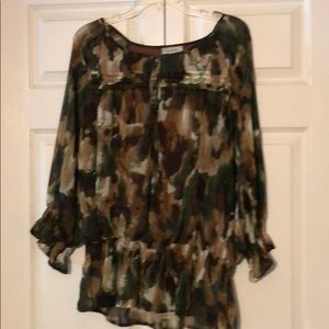 Cute top that gathers at waist